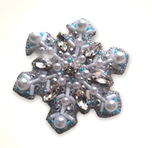 Load image into Gallery viewer, Fancy snowflakes Brooch